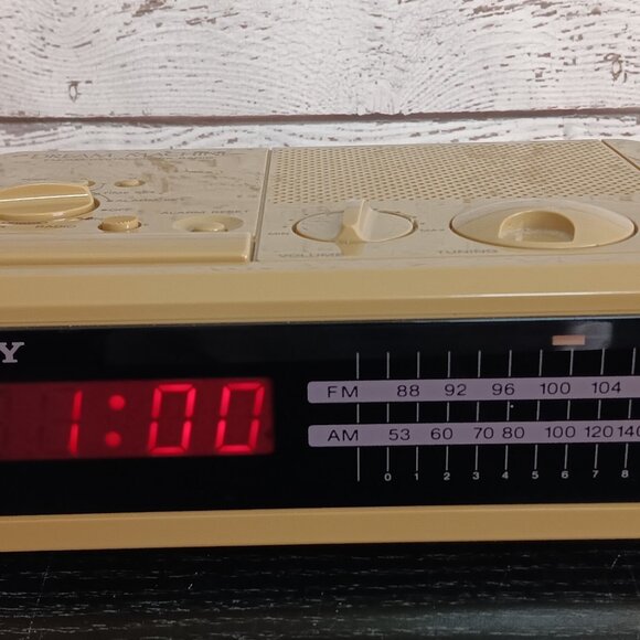 Vintage Sony Dream Machine - Alarm Clock Radio - Tan - Picture 1 of 6